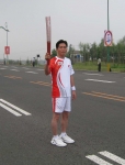 SK네트웍스 이해원 부장이 북경올림픽 성화봉송 행사에 참여하고 있는 모습