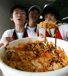 2007국제한민족캠프 참가자들이 전주한옥마을에서 비빔밥 만들기 체험을 하며 즐거워  하고 있다.