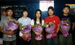 하나로텔레콤은 24일 저녁, 서울 홍대 앞 ‘상상마당’에서 하나TV 고객을 초대해 ‘하나TV 단편영화제’ 시상식을 개최했다. ‘하나TV 단편영화제’에서 수상한 감독들이 기념촬영을 