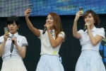 인기 여성 그룹 '소녀시대'가 미니 콘서트 중 애니콜 '소울'로 관람객들과 즉석   영상 통화를 하는 깜짝 이벤트를 실시했다.
