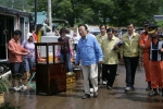 김관용 경북도지사가 26일 집중호우 피해현장 방문하고 있다
