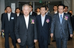 한승수 국무총리(오른쪽 두번째), 김형오 국회의장(오른쪽 첫번째), 손경식 대한상의 회장(오른쪽 세번째) 등이 회의장에 입장하고 있다.