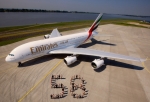에미레이트 항공 승무원들이 에미레이트의 첫 A380기 앞에서 에미레이트 항공의 A380기 총 주문대수인 숫자 ‘58’을 만들어 보이고 있다. 