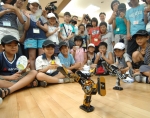 30일 중앙전파관리소(서울 송파구 가락동 소재)에서 개최된 ‘2008 여름 전파 캠프’에 참가한 어린이들이 무선로봇 시연을 참관하고 있다.