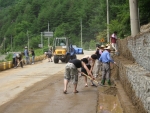 사회봉사명령대상자들과 보호관찰소 직원들이 봉화 수해피해 복구에 구슬땀을 흘리고 있다.