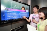 학생 도우미들이 수능시험을 백일 앞두고 마련한 ''메가TV 수능 D-100일 특집관'' 을 시연해 보이고 있다.