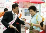 하나로텔레콤 조 신 사장이 12일 서울 중계동에 있는 대형 할인마트 앞에서 초고속인터넷 영업재개를 알리는 가두 캠페인을 펼치고 있다. 시민에게 SK텔레콤과의 결합상품인 ‘온가족결합