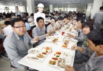 현대중공업 직원들이 8월 14일(목) 점심 메뉴로 전복삼계탕을 먹고 있다.