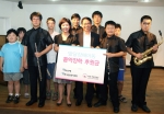 20일 송파구 가락동 소재 사회복지법인 하트하트재단에서 가진 발달장애아동 음악장학 후원금 전달식 모습임.  ( 앞줄 왼쪽 3번째 하트하트재단 신인숙 이사장 4번째 하나은행 이강복 