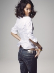 ‘잇 걸’ 신민아, 캘빈 클라인 진의 실버 오메가 데님을 만나다