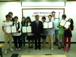 광고공모전 시상식을 마치고 스카우트 임움환 사장(가운데)과 학생들과 함께 포즈를 취하고 있다. 특히 이번 당선 작품은 강남역, 역삼역, 선릉역, 양재역 등에서 게재되어 학생들의 작