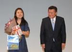 우주인 이소연에게 청마 시그림집 증정