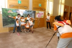 SK C&C 임직원 가족과 무연고 장애 아동이 가족 기념 사진을 찍는 모습
