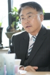 사무실에서의 윤재중대표