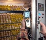 사진: 정밀 온습도 측정기 testo 635로 인공부화기 내부의 온/습도를 측정하고 있다.