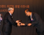 피쉬&그릴 김낙겸상무(오른쪽)가 회사를 대표해 브랜드대상을 수상하고 있다