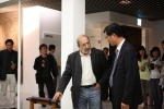 LG화학의 건축 전문 전시장 '론첼갤러리' 오픈 행사에 참석한 세계적 건축가 알바로 시자(Alvaro Siza)가 전시 작품을 둘러보고 있다.