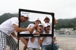 삼성전자 싱크마스터가 브랜드 런칭 20주년을 맞아 전국을 돌며 진행중인 ‘포토프레임’ 이벤트에 참가한 사람들이 울릉도에서 싱크마스터 포토프레임과 함께 포즈를 취하고 있다. 이번 행
