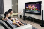 하나로텔레콤은 추석 연휴를 맞아 인기 영화, 해외 시리즈 등 풍성한 볼거리를 모은 ‘하나TV 한가위 특집’을 운영한다. 한 가족이 모여 하나TV 프로그램을 보고 있다.