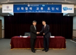 원광디지털대학교와 ㈜프리챌의 산학협약 체결식 (좌)원광디지털대학교 성시종 총장, (우)주식회사 프리챌 손창욱대표이사