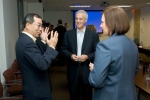 구자홍 회장이 SPSX 스티븐 카터(가운데)와 환담하고 있는 모습