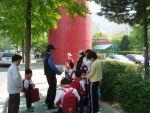 침대청소박사 중계점 김기홍 사장 아파트 단지 내에서 엄마고객을 대상으로 홍보하는 모습