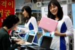 8일 한국외국어대학교에 마련된 윈드 로드쇼 부스를 방문한 소비자들이 윈드 U100에 대한 설명을 들으며 시연하고 있다.