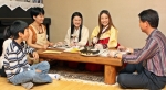대한항공은 지난 18일 외국인 여승무원 40명을 자사 임직원 가정으로 초대해 한국 문화를 직접 경험할 수 있도록 하는 ‘해외 승무원 1일 한국 가정 초청행사’를 실시했다. 사진은 