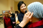 삼성서울병원 암센터에서 실제 유방암을 극복한 자원봉사자가 암환자에게 모자를 이용한 외모관리에 대해 설명해주고 있다.