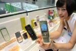 22일부터 서울 COEX서 개막한 친환경상품전시회'서 삼성전자 홍보 도우미가 옥수수 전분 소재를 발효시켜 만든 바이오플라스틱이 적용된 휴대폰을 시연하고 있다.