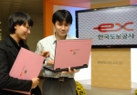 한국도로공사의 사원들이 노트북 스킨이 부착된 HP노트북을 사용하고 있다.
