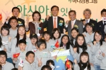 10월 28일 열린 발대식 사진- 뒷줄 왼쪽에서 두 번째부터 전혜경 한국외대 베트남어과 교수, 김정태 하나은행장, 김노보 세이브더칠드런 회장, 김태오 하나금융지주 부사장.