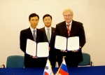 최준영 한국산업기술대 총장(왼쪽)과 모스크바 국립철강합금대 드미트리 빅토로비치 총장이 이윤호 지식경제부장관(가운데) 임석 하에 산업기술교류 협정을 체결하고 양해각서를 교환했다.