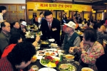 원앤원주식회사 박천희 대표이사가 청계천은빛한마당 초청 어르신들과 담소를 나누고 있다.