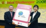 구본무 LG회장(왼쪽)이 6일 서울 여의도 LG트윈타워에서 열린 LG글로벌챌린저 시상식에서 챌린저대표 김효임양(연세대)에게 LG 입사자격증을 전달하고 있다.