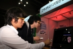 6일 경기 일산 한국국제전시장(KINTEX)에서 열린 ‘2008 산학협력 엑스포’에서 건국대 디지털콘텐츠사업단이 내놓은 분자모델링 시뮬레이션 시스템을 연구팀이 시연하고 있다.