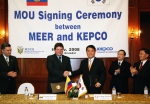 한국전력 김쌍수 사장(사진 오른쪽)과 에콰도르 전력부 알렉세이 모이스께라 장관(사진 왼쪽)이 11월 11일 에콰도르 수도 키토에서 
