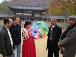 경기도 용인민속촌을 찾은 해외 영상관계자 및 관광객이 경기도의 주요촬영지와 전통문화 체험지를 담은 경기콘텐츠 도넛을 살펴보고 있다.