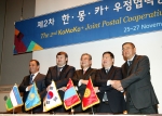 정경원 지식경제부 우정사업본부장(가운데)을 비롯해 우즈베키스탄, 카자흐스탄, 몽골, 키르키스스탄 우정 CEO(왼쪽부터)가 양해각서를 체결한 후 손을 맞잡고 환하게 웃고 있다.&lt