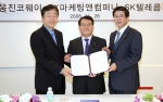 (왼쪽부터) 홍준기 웅진코웨이 사장, 이방형 SK마케팅앤컴퍼니 사장, 하성민 SK텔레콤 MNO Biz사장이 업무제휴 체결을 맺은 후 포즈를 취하고 있다.
