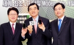 LG Executives with LTE handset Modem Chip & LTE Data Card samples. 
. Left : Dr. Scott Ahn, Preside