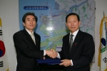 김문덕 한전 송변전본부장(사진 왼쪽)과 문동신 군산시장(사진 오른쪽)이 오늘 오전 10시 군산시청에서 전력공급설비 설치협약을 체결하고 협약서를 교환하고 있다.