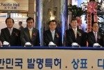 참석한 주요 내빈들이 개막을 알리는 점화버튼을 누르고 있다. (왼쪽부터 김용구 자유선진당 의원,  정장선 지경위 위원장, 한승수 국무총리, 고정식 특허청장, 허진규 발명진흥회장)