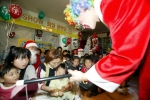 SHOW 희망공연단이 선보이는 마술에 아이들이 즐거워하고 있다.