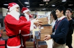 22일 오후 SK커뮤니케이션즈 사내 3층에 임시로 마련된 케잌배포소에서 산타 복장을 한 경영지원팀 직원들이 다른 팀 직원들에게 케익을 나눠주고 있다.