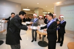 현대하이스코 김원갑 부회장이 24일 성탄절을 맞아 출근하는 직원들에게 아침간식을 나눠주며 격려의 인사를 건네고 있다.