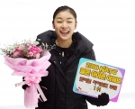 SK텔레콤(대표이사 사장 金信培, www.sktelecom.com)은 지난 24일 『2008 NATE 골든아이콘』의 모바일 싸이월드 부문 1위인 김연아 선수에게 상패를 전달했다. 