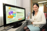 KT 직원이 카드 포인트로 메가TV의 유료콘텐츠 결재가 가능한 <TV 포인트> 서비스를 시연해 보이고 있다.