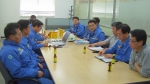포항제철소 전종학 원료공장장(테이블 우측줄에서 세번째)과 직원들이 후공정인 고로공장, 소결공장 직원들의 VOC를 듣고 있다.