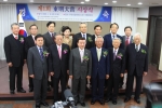 제1회 東明 대상 수상자 산업분야 현승훈 화승그룹 회장, 연구교육분야 목연수 부경대학교 전 총장 일반분야 우병택 부산광역시의회 전 의장과 허남식 부산시장, 류재중 국회의원, 도종이